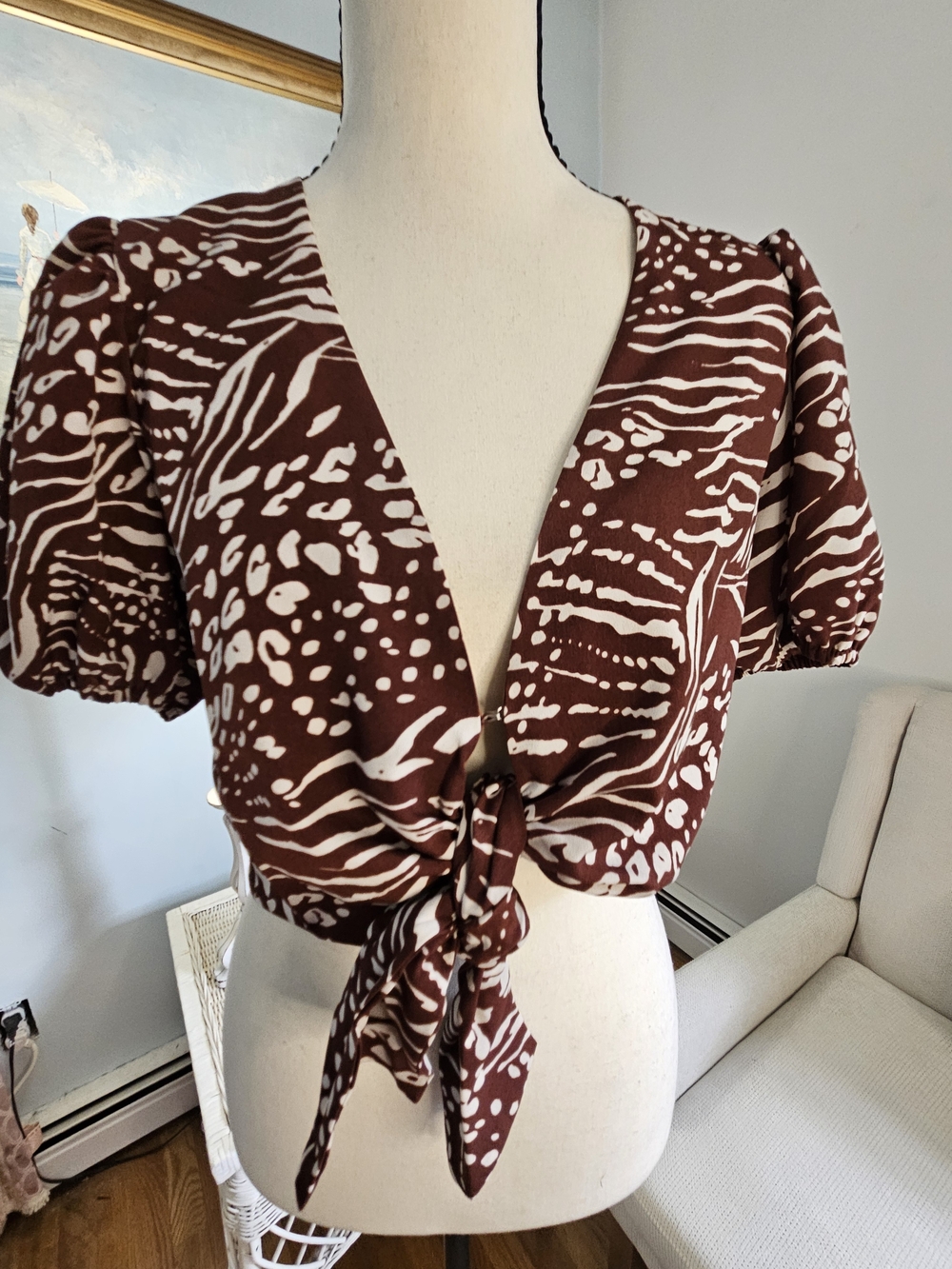 Tie-Front Puff Sleeve Crop Top in Brown & White. Holidays. P57